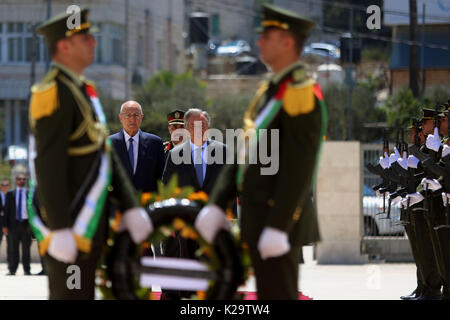 Ramallah, West Bank, Palästina. 29 Aug, 2017. Generalsekretär der Vereinten Nationen, Antonio Guterres kommt einen Kranz auf dem Grab des verstorbenen Palästinenserführer Jassir Arafat in der West Bank Stadt Ramallah August 29, 2017 Quelle: Shadi Hatem/APA-Images/ZUMA Draht/Alamy leben Nachrichten Stockfoto