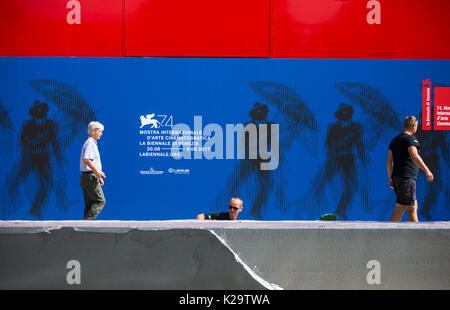 Venedig, Italien. 29 Aug, 2017. Arbeitnehmer vorbei das offizielle Plakat der 74. Internationalen Filmfestspielen von Venedig, Venedig, Italien, am 12.08.29., 2017. Das 74. Filmfestival von Venedig startet in Lido von Venedig am 12.08.30. und laufen, bis Sept. 9. Credit: Jin Yu/Xinhua/Alamy leben Nachrichten Stockfoto