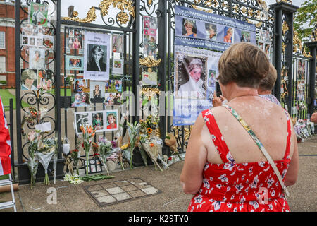 London, Großbritannien. 29 Aug, 2017. Mitglieder der Öffentlichkeit und Touristen zahlen ihren Respekt mit floral Tribute außerhalb Kensington Palace vor dem 20. Jahrestag des Todes von Diana Prinzessin von Wales, die liebevoll als die People's Princess bekannt wurde war tragisch in einem tödlichen Autounfall in Paris am 31. August 1997 getötet. Credit: Amer ghazzal/Alamy leben Nachrichten Stockfoto