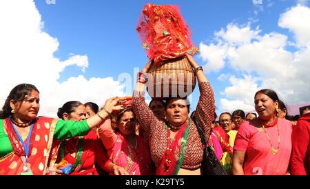 Kathmandu, Nepal. 29 Aug, 2017. Frauen aus westlichen Nepal Tanz bei der Feier der Gaura Festival in der Tundikhel in Kathmandu, Nepal, Aug 29., 2017. Die gaura Festival ist meist von Menschen weit westlichen Teil von Nepal, wo Göttin Gauri für ein langes und gesundes Leben ihrer Ehemänner angebetet wird gefeiert. Credit: Sunil Sharma/Xinhua/Alamy leben Nachrichten Stockfoto