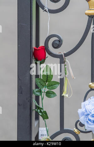 London, Großbritannien. 29 Aug, 2017. Mitglieder der Öffentlichkeit und Touristen zahlen ihren Respekt mit floral Tribute außerhalb Kensington Palace mit zwei Tage vor dem 20. Jahrestag des Todes von Diana Prinzessin von Wales, die liebevoll als die People's Princess bekannt wurde. Diana Prinzessin von Wales war tragisch in einem tödlichen Autounfall in Paris am 31. August 1997 getötet. Credit: Amer ghazzal/Alamy leben Nachrichten Stockfoto