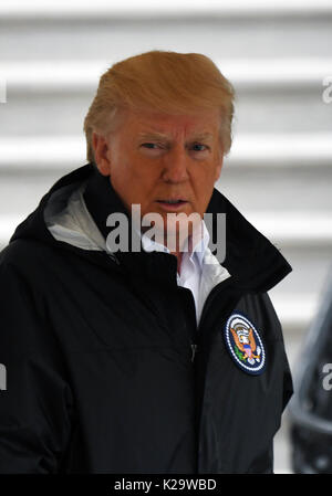 Washington, DC, USA. 29 Aug, 2017. Us-Präsident Donald Trump Wanderungen zu board Marine One vor der Abreise das Weiße Haus für Joint Base Andrews, en Route nach Corpus Christi, Texas, USA, in Washington, DC, USA, am 12.08.29., 2017. Präsident Donald Trump ging zu Texas am Dienstag zu sehen die Wiederaufnahme Bemühungen in der Nachmahd des Hurrikans Harvey im Gange. Credit: Yin Bogu/Xinhua/Alamy leben Nachrichten Stockfoto