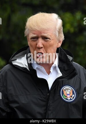 Washington, DC, USA. 29 Aug, 2017. Us-Präsident Donald Trump Wanderungen zu board Marine One vor der Abreise das Weiße Haus für Joint Base Andrews, en Route nach Corpus Christi, Texas, USA, in Washington, DC, USA, am 12.08.29., 2017. Präsident Donald Trump ging zu Texas am Dienstag zu sehen die Wiederaufnahme Bemühungen in der Nachmahd des Hurrikans Harvey im Gange. Credit: Yin Bogu/Xinhua/Alamy leben Nachrichten Stockfoto