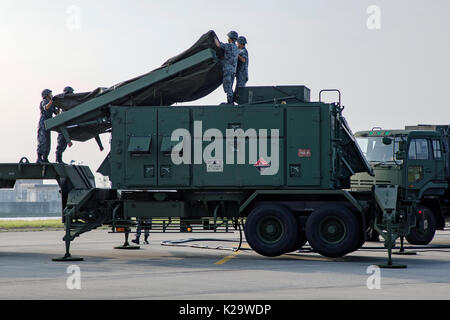 Iwakuni, Japan. 29 Aug, 2017. Soldaten mit der japanischen Luft Selbstschutz 2 Flugabwehr Raketen Gruppe, eine AN/MPQ-65 Radar während Patriot missile Bereitstellung Ausbildung bei WAB Iwakuni am 29. August in Iwakuni, Yamaguchi, Japan 2017. Der Einsatz folgt der Start einer nordkoreanischen Test einer ballistischen Rakete, die in Japan am 28. August flog. Credit: Planetpix/Alamy leben Nachrichten Stockfoto