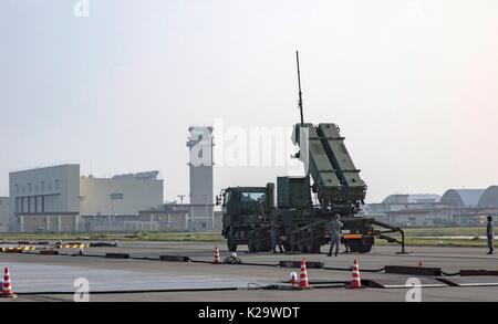 Iwakuni, Japan. 29 Aug, 2017. Soldaten mit der japanischen Luft Selbstschutz 2 Flugabwehr Raketen Gruppe, eine MIM-104 Patriot missile System bei WAB Iwakuni August 29, 2017 in Iwakuni, Yamaguchi, Japan. Der Einsatz folgt der Start einer nordkoreanischen Test einer ballistischen Rakete, die in Japan am 28. August flog. Credit: Planetpix/Alamy leben Nachrichten Stockfoto