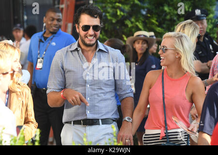 Flushing, New York, USA. 28 Aug, 2017. Luke Bryan an Tag 1 der 2017 US Open Tennis am USTA Billie Jean King National Tennis Center am 28. August 2017 in Flushing Queens. Credit: MediaPunch Inc/Alamy leben Nachrichten Stockfoto