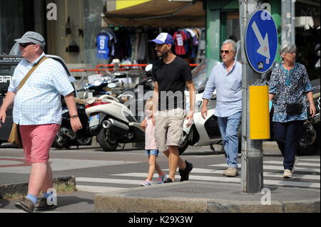 Mailand, Borja Valero mit ihrer Tochter in der Mitte zum ersten Mal wissen Mailand Die neue Anschaffung von INTER, die Spanier BORJA VALERO, von Fiorentina gekauft, kommt zum ersten Mal in der Mitte. Die Vorteile der Meisterschaft stoppen, Borja Valero bringt mit ihrer kleinen Tochter Lucia um die Stadt herum, und nach einem Spaziergang alle über das Viereck, sie macht das Einkaufen im 'Rinascente' im Corso Vittorio Emanuele. Stockfoto