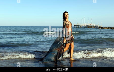 Venedig, Italien. 29 Aug, 2017. Die brasilianische Mode model Isabeli Fontana stellt während der 74. Internationalen Filmfestspielen von Venedig am Lido von Venedig am 29 August, 2017. Quelle: Andrea Spinelli/Alamy leben Nachrichten Stockfoto