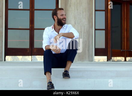 Venedig, Italien. 29 Aug, 2017. Der italienische Schauspieler Alessandro Borghi bewirtet Öffnen und Schließen Zeremonie stellt während der 74. Internationalen Filmfestspielen von Venedig am Lido von Venedig am 29 August, 2017. Quelle: Andrea Spinelli/Alamy leben Nachrichten Stockfoto