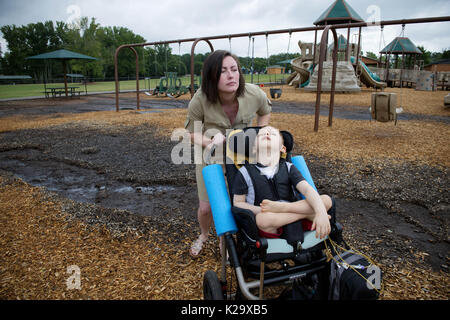 Marietta, Georgia, USA. 8 Aug, 2017. SARAH ALLEN und Aidan Hinterlasse einen nahe gelegenen Park nach einem kurzen Besuch. Allen ist sowohl einzelne Mutter und Vollzeit - obwohl Ungeschulte - Krankenschwester zu ihrem Sohn Aidan, mit zerebraler Lähmung und komplexe medizinische Themen geboren. Credit: Robin Rayne Nelson/zReportage.com/ZUMA Draht/Alamy leben Nachrichten Stockfoto