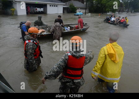 Texas, USA. 28 Aug, 2017. Texas National Guard Soldaten und freiwillige Feuerwehr- und Rettungskräfte Evakuierung der Bewohner und deren Haustiere durch Überschwemmung in der Nachmahd des Hurrikans Harvey 28. August gefangen, 2017 in Cypress, Texas. Credit: Planetpix/Alamy leben Nachrichten Stockfoto