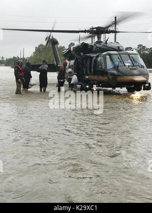 Texas, USA. 28 Aug, 2017. Us-Zollbeamte verwenden, um ein Black Hawk Hubschrauber die Bewohner, die durch Überschwemmungen nach dem Hurrikan Harvey 28. August 2017 in Houston, Texas gefangen zu evakuieren. Credit: Planetpix/Alamy leben Nachrichten Stockfoto