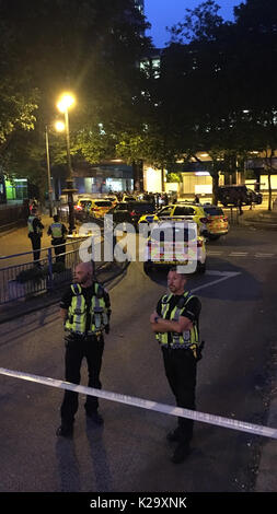 Euston, UK. 29 Aug, 2017. Um 19.40 Uhr heute Abend eine explodierende e-Zigarette in einem Passagiere Beutel auf dem Zusammentreffen von Euston Station entzündet. Die Explosion und die Freisetzung von Rauch verursacht Panik und die sofortige Räumung der Euston Station und die Bombe Gruppe wurden genannt. Ein großer Abschnitt der Euston Road war auch geschlossen Berufsverkehr zum Stillstand bringen. Quelle: Michael Preston/Alamy leben Nachrichten Stockfoto