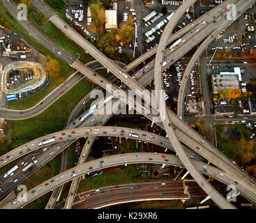 Portland, Oregon, USA. 9. Nov 2006. Nachmittag Verkehr baut in Portland, Oregon, gerade östlich der Fremont Bridge mit überlappenden Bahnen der I-5, I-405, Interstate Avenue und anderen Steckverbinder. Credit: L.E. Baskow/ZUMA Draht/Alamy leben Nachrichten Stockfoto