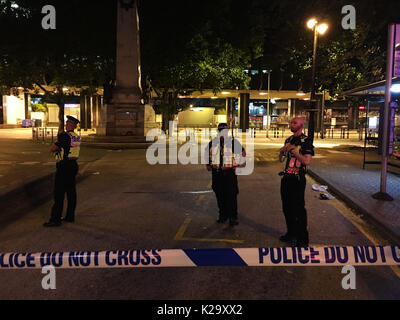 Euston, UK. 29 Aug, 2017. Um 19.40 Uhr heute Abend eine explodierende e-Zigarette in einem Passagiere Beutel auf dem Zusammentreffen von Euston Station entzündet. Die Explosion und die Freisetzung von Rauch verursacht Panik und die sofortige Räumung der Euston Station und die Bombe Gruppe wurden genannt. Ein großer Abschnitt der Euston Road war auch geschlossen Berufsverkehr zum Stillstand bringen. Um 21.15 Uhr war die Straße wieder geöffnet und um 21.30 Uhr am Bahnhof wieder geöffnet. Quelle: Michael Preston/Alamy leben Nachrichten Stockfoto