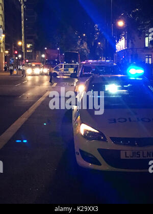 Euston, UK. 29 Aug, 2017. Um 19.40 Uhr heute Abend eine explodierende e-Zigarette in einem Passagiere Beutel auf dem Zusammentreffen von Euston Station entzündet. Die Explosion und die Freisetzung von Rauch verursacht Panik und die sofortige Räumung der Euston Station und die Bombe Gruppe wurden genannt. Ein großer Abschnitt der Euston Road war auch geschlossen Berufsverkehr zum Stillstand bringen. Um 21.15 Uhr war die Straße wieder geöffnet und um 21.30 Uhr am Bahnhof wieder geöffnet. Quelle: Michael Preston/Alamy leben Nachrichten Stockfoto