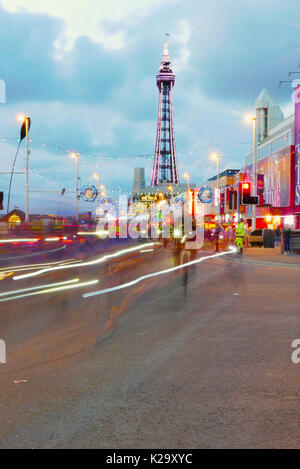 Blackpool, Großbritannien. 29 Aug, 2017. Die Lichter jährliche Radfahren durch die illuminationen Fahren. Blackpool Großbritannien 29. August 2017. Tausende von Menschen mit ihren Bikes aus rund um den Nordwesten von England auf Blackpool, Lancashire herab, und für die jährliche Fahrt die Lichter. Für einen Zeitraum von drei Stunden war es Fahrräder nur entlang der Promenade für Familien und Einzelpersonen die Illuminationen in einem Fahrzeug und Verschmutzung freien Umgebung zu schätzen. Kev Walsh/Alamy leben Nachrichten Stockfoto