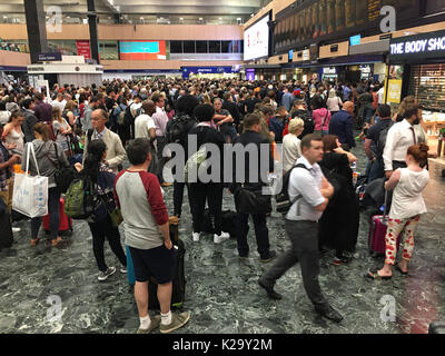 Euston, UK. 29 Aug, 2017. Um 19.40 Uhr heute Abend eine explodierende e-Zigarette in einem Passagiere Beutel auf dem Zusammentreffen von Euston Station entzündet. Die Explosion und die Freisetzung von Rauch verursacht Panik und die sofortige Räumung der Euston Station und die Bombe Gruppe wurden genannt. Ein großer Abschnitt der Euston Road war auch geschlossen Berufsverkehr zum Stillstand bringen. Um 21.15 Uhr war die Straße wieder geöffnet und um 21.30 Uhr am Bahnhof wieder geöffnet. Quelle: Michael Preston/Alamy leben Nachrichten Stockfoto