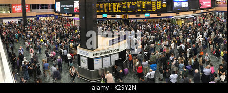 Euston, UK. 29 Aug, 2017. Um 19.40 Uhr heute Abend eine explodierende e-Zigarette in einem Passagiere Beutel auf dem Zusammentreffen von Euston Station entzündet. Die Explosion und die Freisetzung von Rauch verursacht Panik und die sofortige Räumung der Euston Station und die Bombe Gruppe wurden genannt. Ein großer Abschnitt der Euston Road war auch geschlossen Berufsverkehr zum Stillstand bringen. Um 21.15 Uhr war die Straße wieder geöffnet und um 21.30 Uhr am Bahnhof wieder geöffnet. Quelle: Michael Preston/Alamy leben Nachrichten Stockfoto