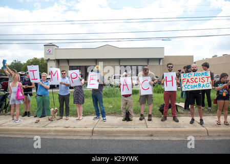 Austin, Texas, USA. 29 August, 2017. Demonstranten säumen die Straße mit einem Amtsenthebungsverfahren gegen Schild herzlich willkommen Präsident Donald Trump nach Austin, wo er besuchte das Emergency Operations Center Unterstützung Hurrikan Harvey. 29 Aug, 2017. Credit: Sandy Carson/ZUMA Draht/Alamy leben Nachrichten Stockfoto