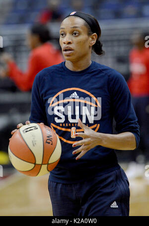 Washington, DC, USA. 29 Aug, 2017. 20170829 - Connecticut Sun guard JASMIN THOMAS (5) erwärmt, bevor die WNBA Spiel gegen die Washington Mystics in der Hauptstadt zu einer Arena in Washington. Credit: Chuck Myers/ZUMA Draht/Alamy leben Nachrichten Stockfoto