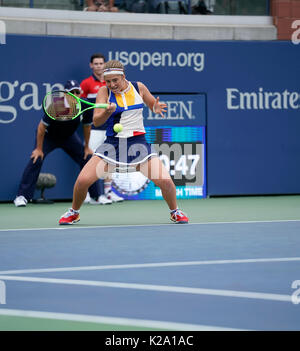 New York, Vereinigte Staaten. 29 Aug, 2017. New York, NY, USA - 29. August 2017: Jelena Ostapenko Lettlands gibt Kugel während der Match gegen Lara Arruabarrena os Spanien bei uns Offene Meisterschaften an Billie Jean King National Tennis Center Credit: Lev radin/Alamy leben Nachrichten Stockfoto