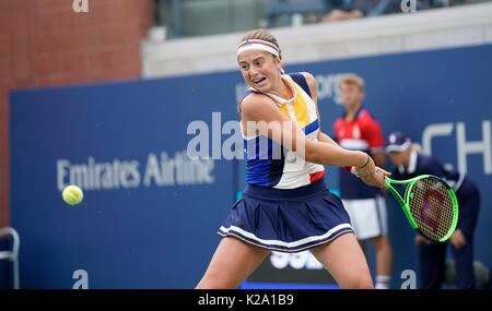 New York, Vereinigte Staaten. 29 Aug, 2017. New York, NY, USA - 29. August 2017: Jelena Ostapenko Lettlands gibt Kugel während der Match gegen Lara Arruabarrena os Spanien bei uns Offene Meisterschaften an Billie Jean King National Tennis Center Credit: Lev radin/Alamy leben Nachrichten Stockfoto