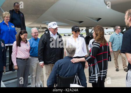 Corpus Christi, Texas, USA. 29 Aug, 2017. Präsident Donald J. Trumpf und die erste Dame Melania Trump, die von Mitgliedern des Kabinetts beigetreten sind, kommen an der Corpus Christi International Airport, Dienstag, 29. August 2017, in Corpus Christi, Texas, eine Vor-ort-Einweisung auf Hurrikan Harvey Sturm Relief- und Rettungseinsätze Dienstag, 29. August 2017 zu empfangen, in Corpus Christi, Texas M MPI122/MediaPunch Credit: MediaPunch Inc/Alamy leben Nachrichten Stockfoto