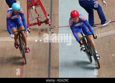 Tianjin. 30 Aug, 2017. Zhong Tianshi (L) und Guo Jia konkurrieren, während die Frauen der Spur Radfahren auf der 13. Chinesischen Nationalen Spiele in North China Tianjin Gemeinde, 30.August 2017. Zhong Guo Jia Tianshi und erweiterte auf das Halbfinale. Quelle: Guo Chen/Xinhua/Alamy leben Nachrichten Stockfoto