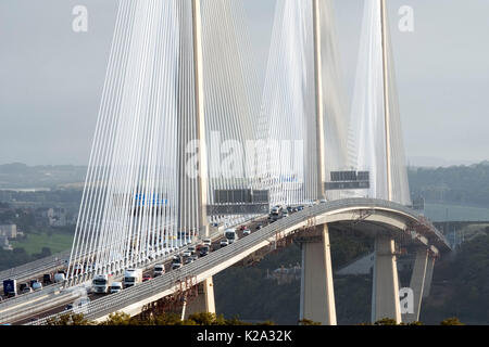 Edinburgh, Schottland, Großbritannien. 30 August, 2017. Blick nach Norden in Richtung Fife übersicht Verkehr über die neue Queensferry Kreuzung für den Verkehr in den frühen Stunden des Morgens geöffnet wurde. Foto: Ian Rutherford/Alamy leben Nachrichten Stockfoto