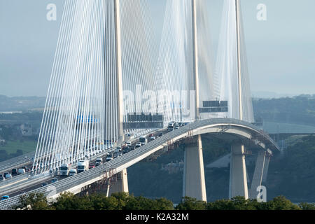 Edinburgh, Schottland, Großbritannien. 30 August, 2017. Blick nach Norden in Richtung Fife übersicht Verkehr über die neue Queensferry Kreuzung für den Verkehr in den frühen Stunden des Morgens geöffnet wurde. Foto: Ian Rutherford/Alamy leben Nachrichten Stockfoto