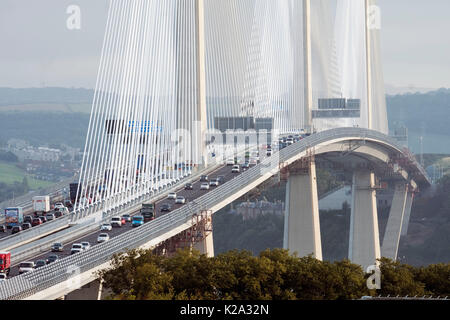 Edinburgh, Schottland, Großbritannien. 30 August, 2017. Blick nach Norden in Richtung Fife übersicht Verkehr über die neue Queensferry Kreuzung für den Verkehr in den frühen Stunden des Morgens geöffnet wurde. Foto: Ian Rutherford/Alamy leben Nachrichten Stockfoto