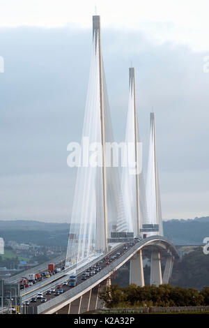 Edinburgh, Schottland, Großbritannien. 30 August, 2017. Blick nach Norden in Richtung Fife übersicht Verkehr über die neue Queensferry Kreuzung für den Verkehr in den frühen Stunden des Morgens geöffnet wurde. Foto: Ian Rutherford/Alamy leben Nachrichten Stockfoto