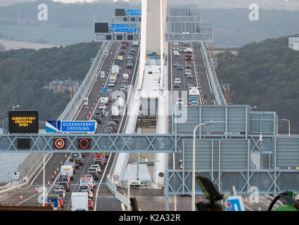 Edinburgh, Schottland, Großbritannien. 30 August, 2017. Blick nach Norden in Richtung Fife übersicht Verkehr über die neue Queensferry Kreuzung für den Verkehr in den frühen Stunden des Morgens geöffnet wurde. Foto: Ian Rutherford/Alamy leben Nachrichten Stockfoto