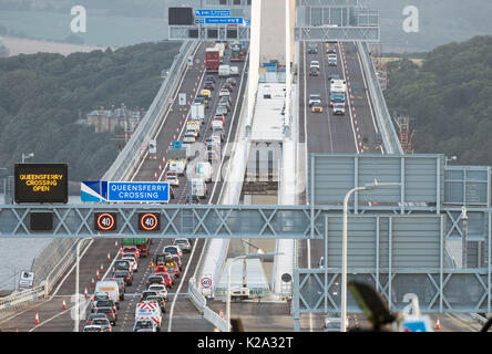 Edinburgh, Schottland, Großbritannien. 30 August, 2017. Blick nach Norden in Richtung Fife übersicht Verkehr über die neue Queensferry Kreuzung für den Verkehr in den frühen Stunden des Morgens geöffnet wurde. Foto: Ian Rutherford/Alamy leben Nachrichten Stockfoto