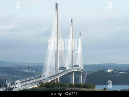 Edinburgh, Schottland, Großbritannien. 30 August, 2017. Blick nach Norden in Richtung Fife übersicht Verkehr über die neue Queensferry Kreuzung für den Verkehr in den frühen Stunden des Morgens geöffnet wurde. Foto: Ian Rutherford/Alamy leben Nachrichten Stockfoto