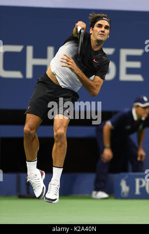 FLUSHING NY - 29. August: Roger Federer Vs Frances Tiafoe am 2017 US Open Tennis am USTA Billie Jean King National Tennis Center am 29. August 2017 in Flushing Queens. Quelle: MPI04/MediaPunch *** KEINE NY TAGESZEITUNGEN *** Stockfoto