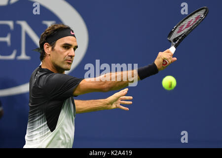 FLUSHING NY - 29. August: Roger Federer Vs Frances Tiafoe am 2017 US Open Tennis am USTA Billie Jean King National Tennis Center am 29. August 2017 in Flushing Queens. Quelle: MPI04/MediaPunch *** KEINE NY TAGESZEITUNGEN *** Stockfoto