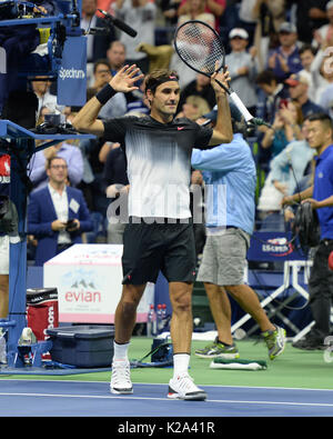 FLUSHING NY - 29. August: Roger Federer Vs Frances Tiafoe am 2017 US Open Tennis am USTA Billie Jean King National Tennis Center am 29. August 2017 in Flushing Queens. Quelle: MPI04/MediaPunch *** KEINE NY TAGESZEITUNGEN *** Stockfoto