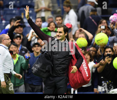 FLUSHING NY - 29. August: Roger Federer Vs Frances Tiafoe am 2017 US Open Tennis am USTA Billie Jean King National Tennis Center am 29. August 2017 in Flushing Queens. Quelle: MPI04/MediaPunch *** KEINE NY TAGESZEITUNGEN *** Stockfoto