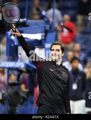 FLUSHING NY - 29. August: Roger Federer Vs Frances Tiafoe am 2017 US Open Tennis am USTA Billie Jean King National Tennis Center am 29. August 2017 in Flushing Queens. Quelle: MPI04/MediaPunch *** KEINE NY TAGESZEITUNGEN *** Stockfoto