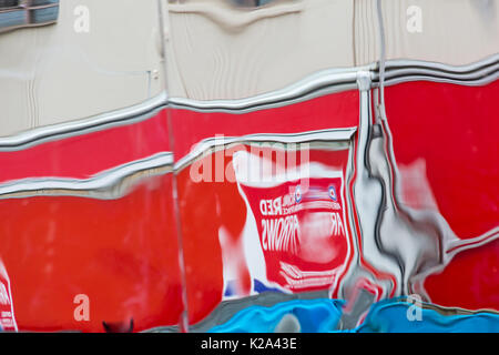 Bournemouth, Dorset, Großbritannien. 30 Aug, 2017. Die OU-Riese Reflektieren verspiegelte Kubus am Strand von Bournemouth bereit für die Bournemouth Air Festival eingestellt ist. Ein 3 x 3 m Pop up Reflexion cube gespiegelt Innen und Außen. Die Open University Initiative ist auf die Förderung der Nation ihre Telefone zu legen und reflektieren. Abstrakten Reflexionen der Umgebung im Spiegel - RAF Royal Air Force Red Arrows. Credit: Carolyn Jenkins/Alamy leben Nachrichten Stockfoto
