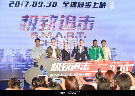 Peking, China. 30 Aug, 2017. Darsteller posieren für Fotos während einer Pressekonferenz für die Premiere ihres Films mart Chase" in Peking, der Hauptstadt von China, Nov. 30, 2017. Der Film wird der Bildschirm Hit auf Sept. 30. Credit: Li Yan/Xinhua/Alamy leben Nachrichten Stockfoto