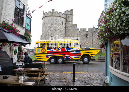 Windsor, Großbritannien. 30 Aug, 2017. UK Wetter. Die Ente Boot übergibt Schloss Windsor als Regenwetter zurück in den Süden des Vereinigten Königreichs. Credit: Mark Kerrison/Alamy leben Nachrichten Stockfoto