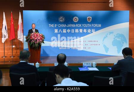 Peking, China. 30 Aug, 2017. Lu Shumin, Präsident der U. N. Vereinigung von China, spricht während des 8. Chinesisch-japanische-ROC Youth Forum in Peking statt, der Hauptstadt von China, Nov. 30, 2017. Credit: Chen Yehua/Xinhua/Alamy leben Nachrichten Stockfoto