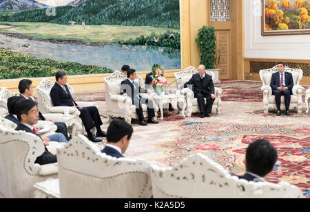 Peking, China. 30 Aug, 2017. Chen Yuan (2. R), stellvertretender Vorsitzender des Nationalen Ausschusses der Chinese People's Political Consultative Conference (Cppcc), erfüllt mit einer Delegation der jungen japanischen Politiker durch Kiyohiko Toyama, Mitglied der Neuen Komeito Party, in Peking, der Hauptstadt von China, Nov. 30, 2017 geführt. Credit: Ding Haitao/Xinhua/Alamy leben Nachrichten Stockfoto