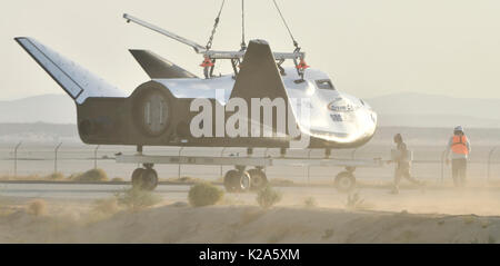 Nevada, USA. 30 Aug, 2017. Sierra Nevada Corp., 30 Aug, 2017. Ist ein wegführen Testflug der Dream Chaser spaceplane Mittwoch bei Armstrong der NASA Flight Research in Kalifornien. Ungefähr ein Viertel der Länge eines Space Shuttle Orbiter, die Dream Chaser entwickelt, Ladung und von der internationalen Raumstation zu Fähre. Nach dem Strahlen auf Zeit, die eine ATLAS-5-Rakete, das Schiff wieder auf einer Start- und Landebahn zu landen. Der automatisierten Raumschiff war zerstreut Mittwoch durch einen schweren Helikopter angehoben werden. Credit: ZUMA Press, Inc./Alamy leben Nachrichten Stockfoto