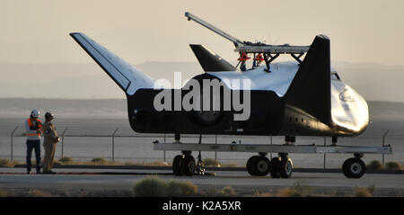 Nevada, USA. 30 Aug, 2017. Sierra Nevada Corp., 30 Aug, 2017. Ist ein wegführen Testflug der Dream Chaser spaceplane Mittwoch bei Armstrong der NASA Flight Research in Kalifornien. Ungefähr ein Viertel der Länge eines Space Shuttle Orbiter, die Dream Chaser entwickelt, Ladung und von der internationalen Raumstation zu Fähre. Nach dem Strahlen auf Zeit, die eine ATLAS-5-Rakete, das Schiff wieder auf einer Start- und Landebahn zu landen. Der automatisierten Raumschiff war zerstreut Mittwoch durch einen schweren Helikopter angehoben werden. Credit: ZUMA Press, Inc./Alamy leben Nachrichten Stockfoto