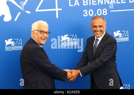 Venedig, Italien. 30 Aug, 2017. Direktor des Internationalen Filmfestival von Venedig Alberto Barbera (R) withbPaolo Baratta, Präsident von La Biennale di Venezia (L) besucht die Photocall während der 74. Internationalen Filmfestspielen von Venedig am Lido von Venedig am 30 August, 2017. Quelle: Andrea Spinelli/Alamy leben Nachrichten Stockfoto