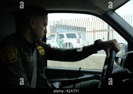 August 19, 2017 - Imperial Beach / San Ysidro, CA, USA - der US Border Patrol als Teil der Abteilung für Innere Sicherheit ist verantwortlich für die Sicherung der Grenze zwischen den USA und Mexiko in San Diego, die alle den Weg in den Pazifischen Ozean und für Dutzende Kilometer landeinwärts. Zoll- und Grenzschutz agent Eduardo Olmos Antriebe Vergangenheit ein CBP-Fahrzeug auf Patrouille. Quelle: John gastaldo / ZUMA Draht/Alamy leben Nachrichten Stockfoto